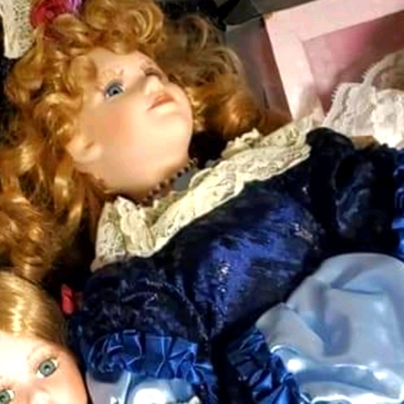 6 gorgeous porcelin dolls - Picture 4 of 7